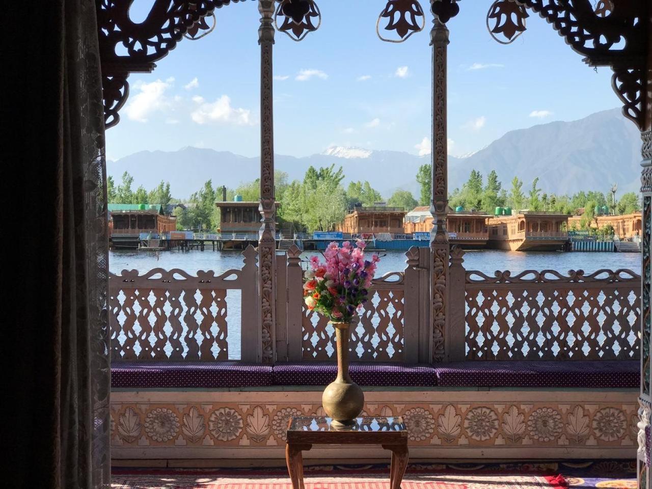 Young Bombay Premium Heritage Houseboat ศรีนาการ์ ภายนอก รูปภาพ