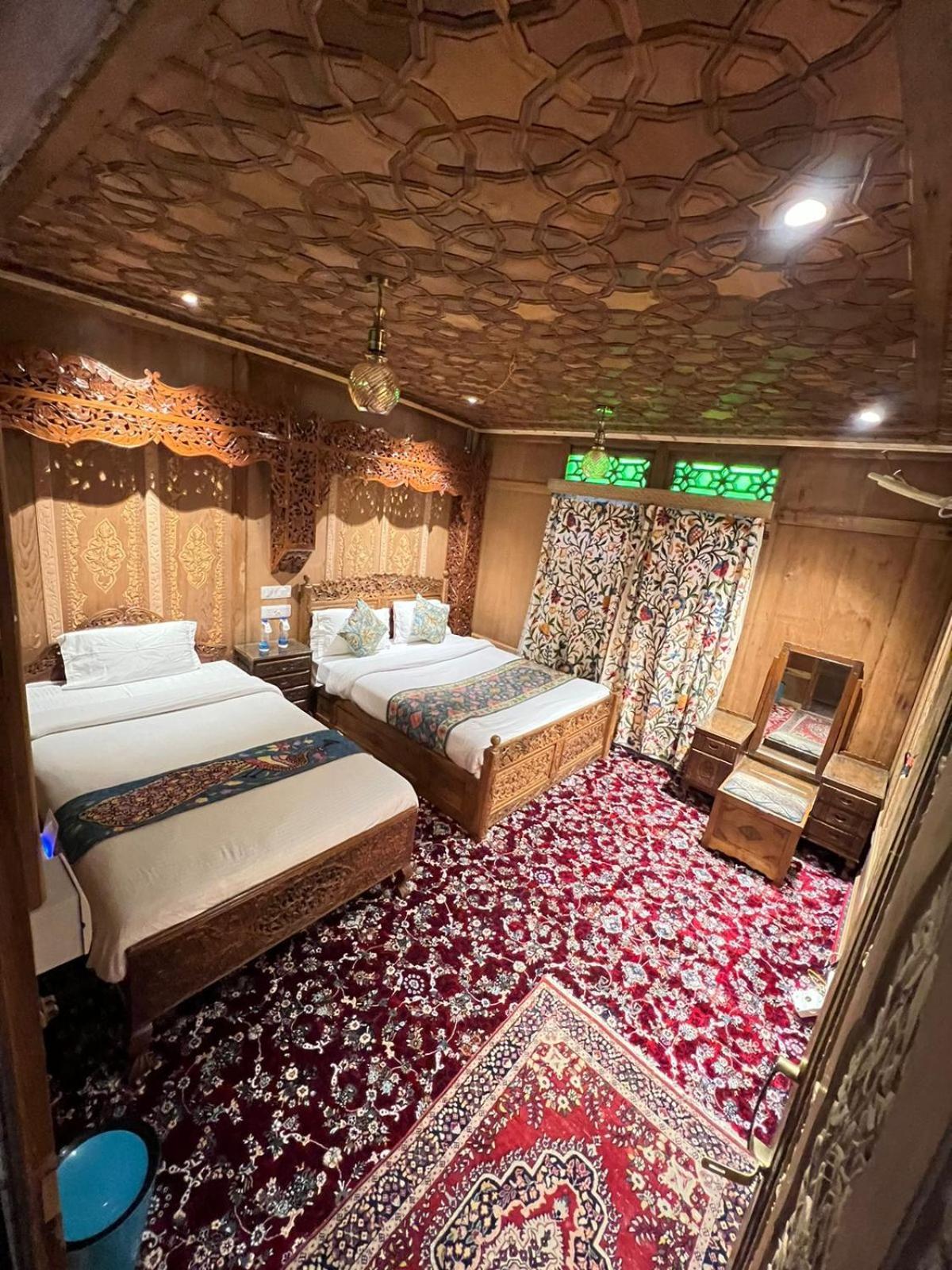 Young Bombay Premium Heritage Houseboat ศรีนาการ์ ภายนอก รูปภาพ