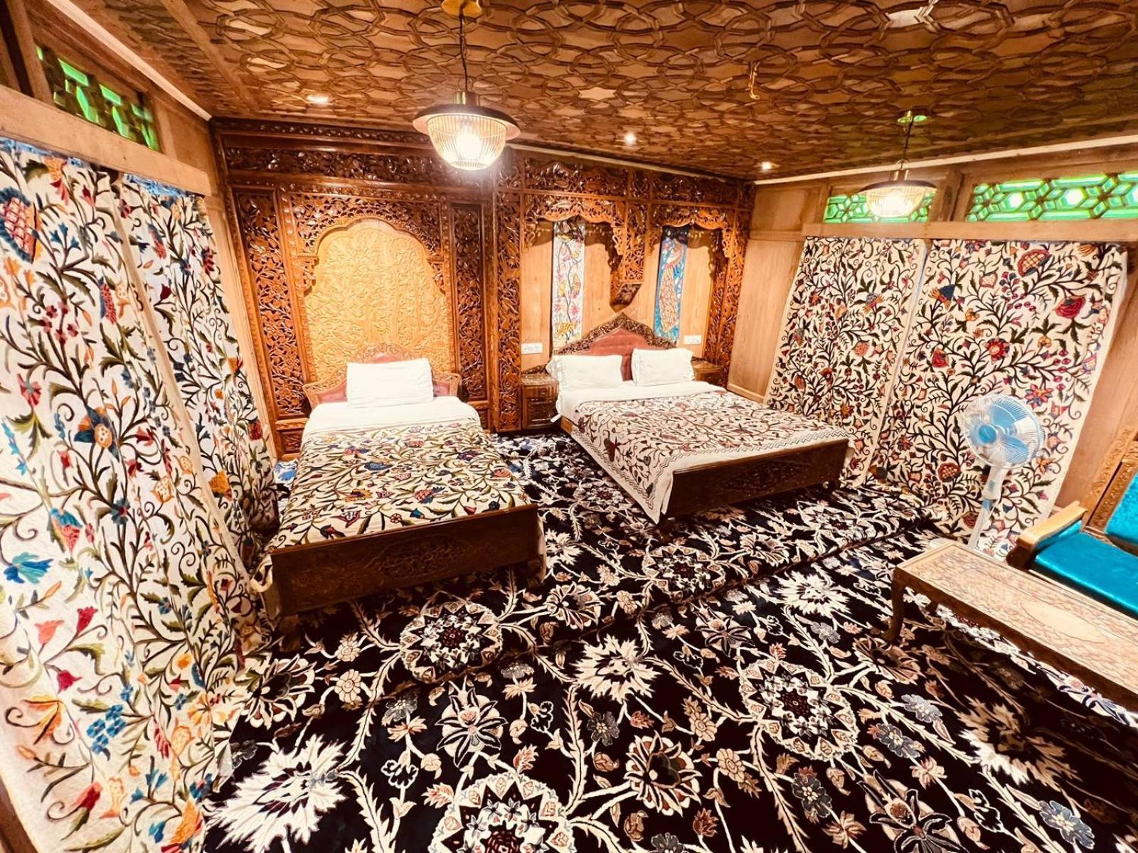 Young Bombay Premium Heritage Houseboat ศรีนาการ์ ภายนอก รูปภาพ