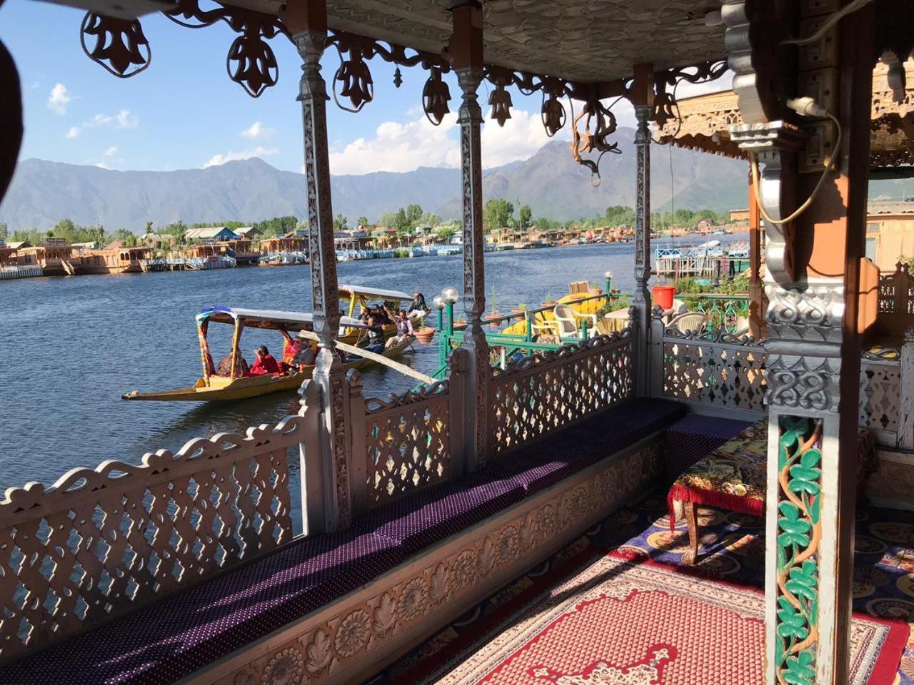 Young Bombay Premium Heritage Houseboat ศรีนาการ์ ภายนอก รูปภาพ