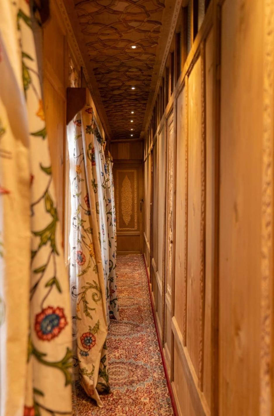 Young Bombay Premium Heritage Houseboat ศรีนาการ์ ภายนอก รูปภาพ