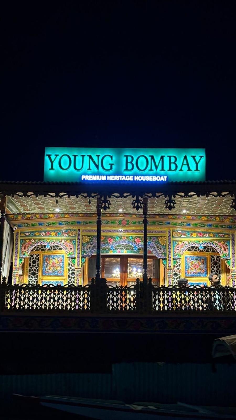 Young Bombay Premium Heritage Houseboat ศรีนาการ์ ภายนอก รูปภาพ