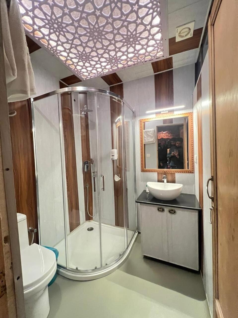 Young Bombay Premium Heritage Houseboat ศรีนาการ์ ภายนอก รูปภาพ