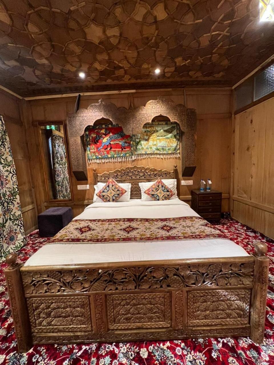 Young Bombay Premium Heritage Houseboat ศรีนาการ์ ภายนอก รูปภาพ