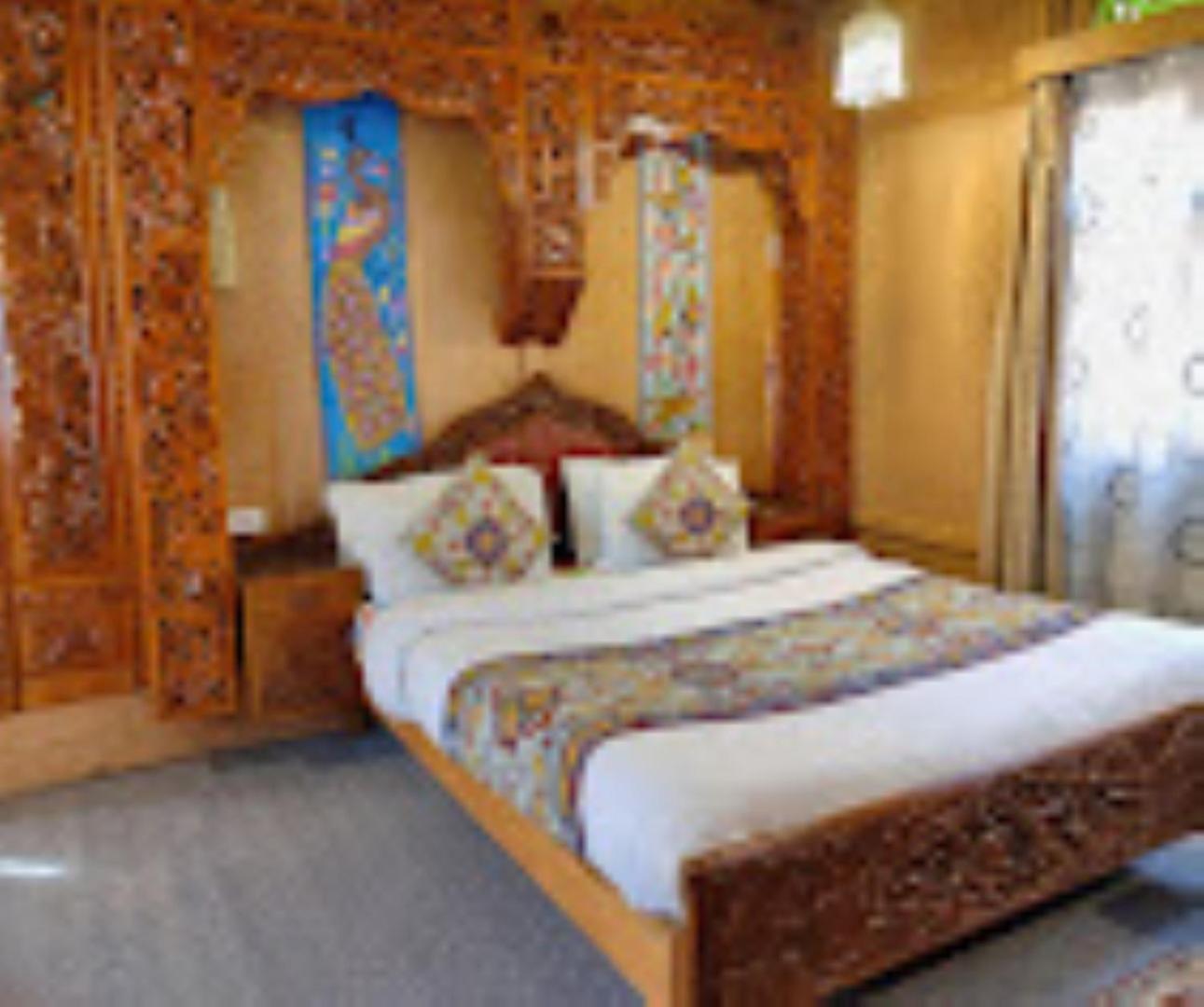 Young Bombay Premium Heritage Houseboat ศรีนาการ์ ภายนอก รูปภาพ
