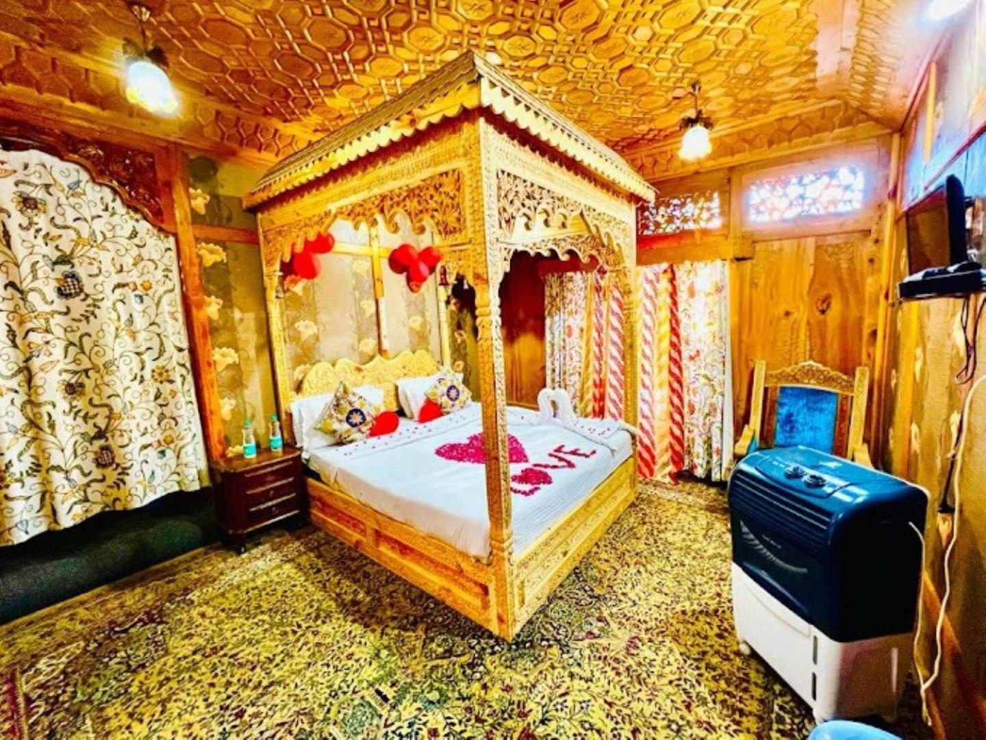 Young Bombay Premium Heritage Houseboat ศรีนาการ์ ภายนอก รูปภาพ