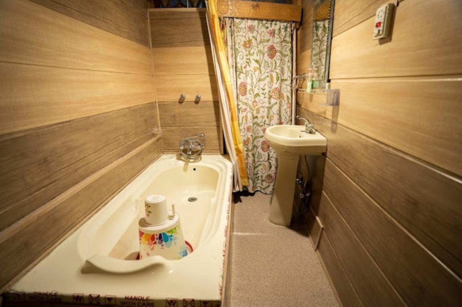 Young Bombay Premium Heritage Houseboat ศรีนาการ์ ภายนอก รูปภาพ