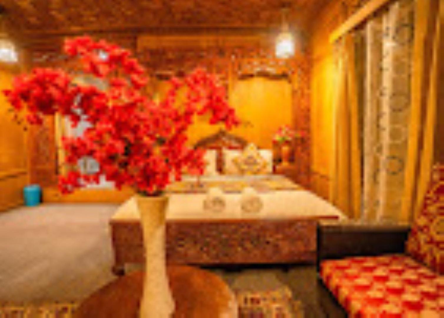 Young Bombay Premium Heritage Houseboat ศรีนาการ์ ภายนอก รูปภาพ