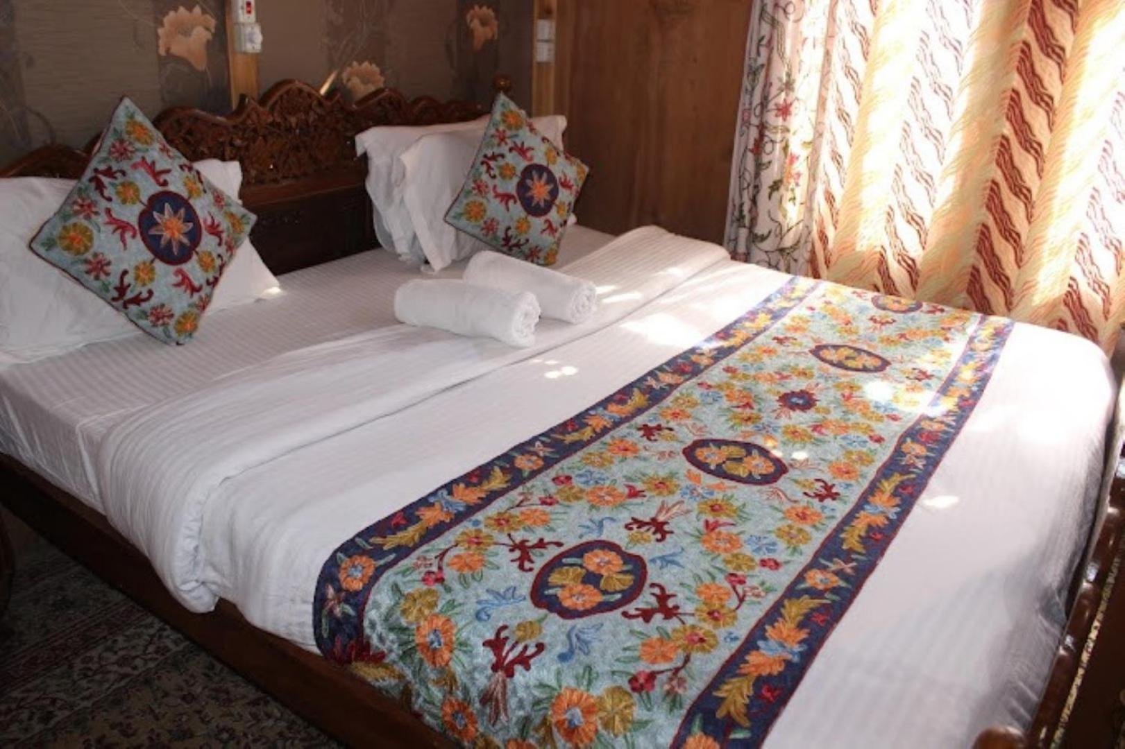 Young Bombay Premium Heritage Houseboat ศรีนาการ์ ภายนอก รูปภาพ