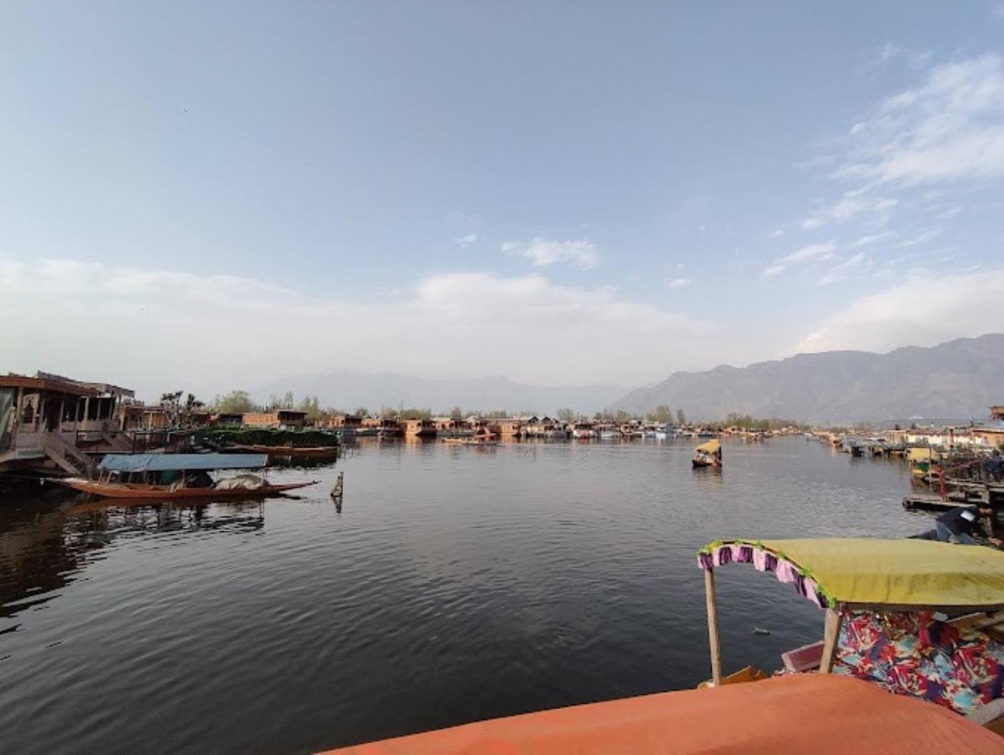 Young Bombay Premium Heritage Houseboat ศรีนาการ์ ภายนอก รูปภาพ
