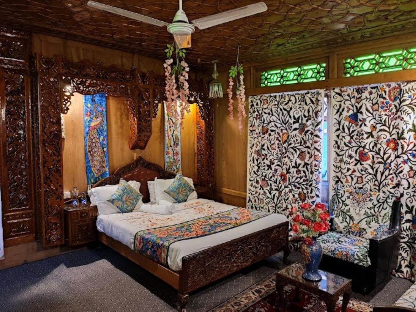 Young Bombay Premium Heritage Houseboat ศรีนาการ์ ภายนอก รูปภาพ