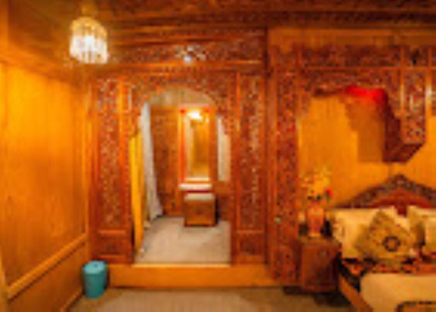 Young Bombay Premium Heritage Houseboat ศรีนาการ์ ภายนอก รูปภาพ